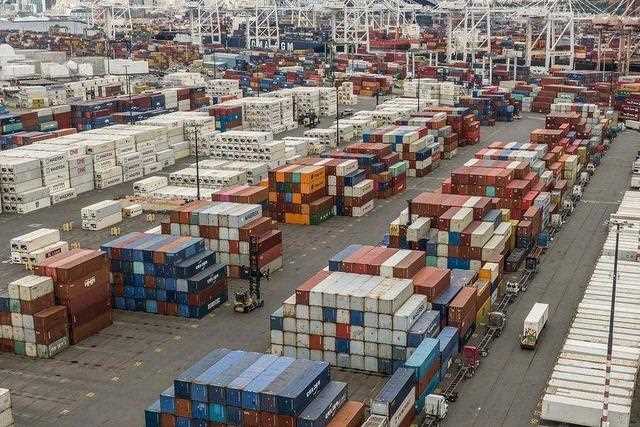 货物堆积港口，半数民众买东西受影响：美国供应链持续“掉链子”